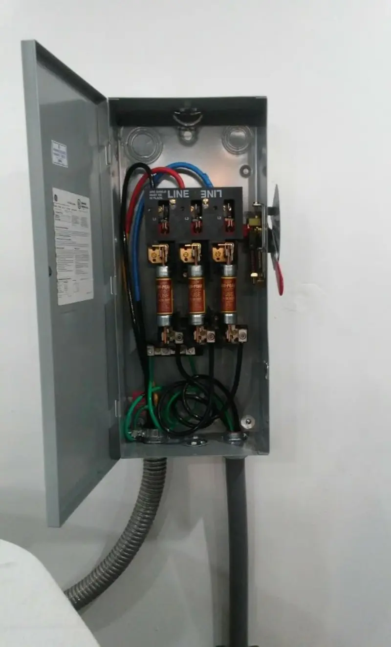 Three-phase disconnect switch installed for Smoke Detector Installation in Luverne
